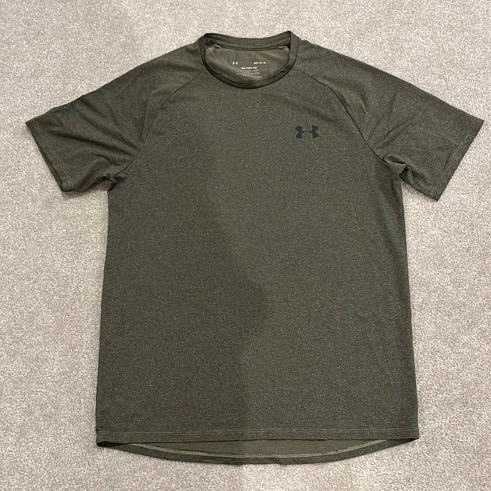 Mens army green Under Armour t-shirt size Medium